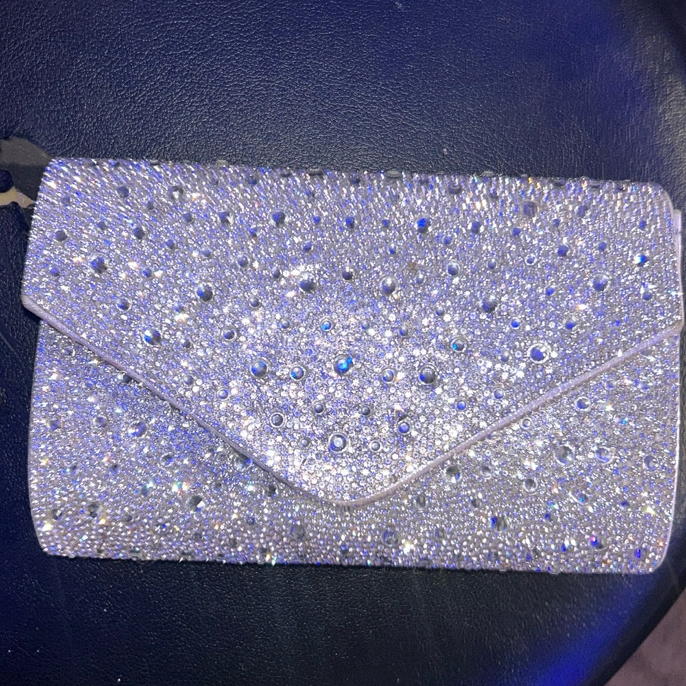 Cute Prom purse/just for style its a hand bag 
Its not really heavy
